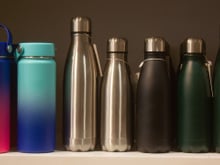 Como limpar, higienizar e desinfetar garrafas de água: com que frequência devo fazer isso?