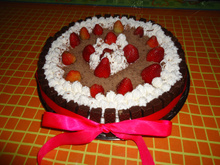 Bolo de chocolate e morango com Twix