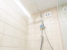 Pouca gente lembra e muitos ignoram, mas o exaustor do banheiro também precisa disso