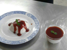 Panna cotta de queijo com calda de goiaba