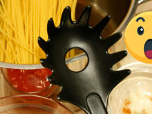 Com quantos anos você descobriu que o furo na concha de macarrão tem uma função específica para ajudar a fazer espaguete? Truque é garantido!