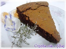 Bolo de chocolate com geleia de tangerina