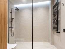 Box de banheiro saiu de moda? Tendência para os próximos anos resgata um clássico das casas antigas