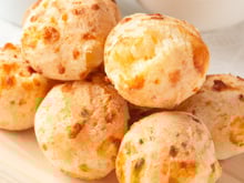 Pão de queijo de liquidificador: aprenda o pulo do gato pra receita dar certo