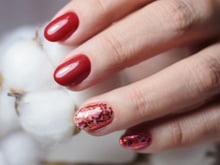 Adeus esmalte descascado: depois que aprendi esses truques lavo a louça sem luvas e as unhas duram mesmo assim