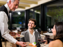 Nem parece, mas esse gesto na hora de sair de um restaurante diz muito sobre você, segundo a psicologia