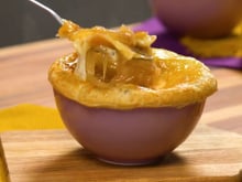 Essa sopa de cebola com massa folhada do TudoGostoso virou meu jantar favorito nos dias frios: cremosa, quentinha e com gosto de abraço