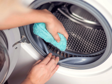 "O bicarbonato e o vinagre não servem": especialista revela o que realmente funciona pra limpar sua máquina de lavar e como prolongar a vida útil do eletrodoméstico