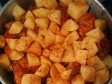 Coxa e sobrecoxa assadas com batatas