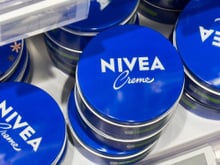 Eu nunca teria pensado em reutilizar latas vazias de Nivea para fazer organizadores de cozinha: elas ficam lindas