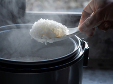 Descubra tudo o que dá para fazer além do arroz soltinho com essa panela elétrica que está 67% OFF