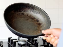 Limpar o fundo da panela queimada não precisa ser difícil, basta saber esse truque com ingredientes que você já tem em casa