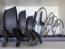 7 dicas práticas e baratas para organizar os armários de potes e panelas