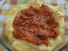 Batata recheada com salmão ao molho de tomate