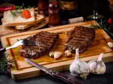 Truque de especialista para amaciar carne bovina usando uma fruta: ela é macia e suculenta