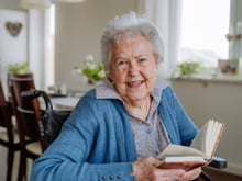 Mulher feliz aos 100 anos: "As pessoas esperam que eu diga que gosto de fazer exercícios e de comer de forma saudável, mas também adoro vinho e chocolate. Adoro estar viva e amo tudo o que faço e vejo"