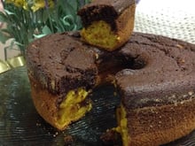 Bolo de cenoura mesclado com chocolate de liquidificador