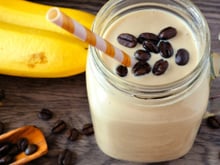 Vitamina de banana com café? Combinação inusitada ajuda no ganho de massa muscular e acelera o metabolismo