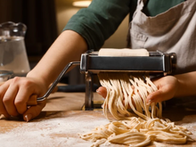 Massa fresca em casa quando quiser: máquina de macarrão 3 em 1 sai por menos de R$ 100