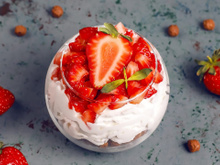 Sobremesa de última hora para o Natal? Tá na mão! Esse merengue de morango leva só 4 ingredientes, fica pronto em 15 minutos e é uma delícia