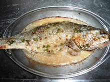 Peixe assado com creme de cebola