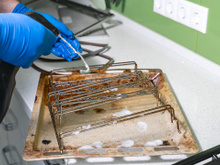 O truque bizarro para limpar as grades do forno que algumas pessoas estão usando (e será que realmente funciona?)