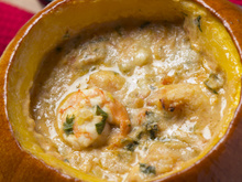 Camarão na moranga é uma receita de rico tão fácil que você pode fazer em casa e fica espetacular