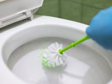 Como limpar manchas difíceis no vaso sanitário? Aqui estão alguns métodos caseiros que você pode usar
