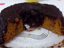 Bolo de cenoura com cobertura de chocolate sem trigo, açúcar e manteiga