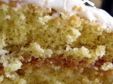 Bolo de coco com doce de leite e amendoim