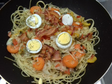 Macarrão com bacon, ovo e legumes