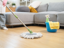 Você só precisa de dois ingredientes simples para limpar o piso de madeira e deixar o chão brilhando