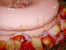 Bolo pudim de iogurte com morangos