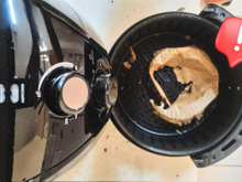 Vi faíscas e levei um susto! Por que a forma de papel queimou na airfryer? Entenda o que pode dar errado com o acessório na fritadeira