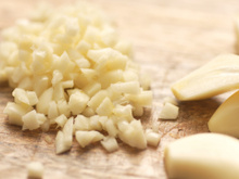 “Devemos comer quatro alhos por dia”: esse é o alerta de uma médica especialista em nutrição