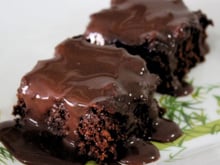Adeus, bolo seco: aprenda essa receita de bolo de chocolate quente que derrete na boca e não precisa de batedeira!