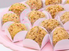 Nada de açúcar, nem lactose: brigadeiro de paçoca com apenas 3 ingredientes é tão fácil que a receita nem vai ao fogo