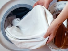 Uma xícara desse ingrediente vai deixar suas roupas brancas como novas, mas é preciso usar do jeito certo