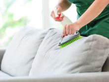Como limpar um sofá de forma rápida e fácil sem lavagem a seco: veja o que adicionar à água