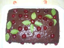 Bolo de chocolate com cereja banhado ao vinho e calda de cereja