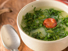 Friozinho na sua cidade? É hora de preparar um caldo verde cremoso muito prático com só 5 ingredientes!