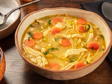 Mais gostosa que canja de galinha e caldo verde: eu como essa sopa de uma vez só, receita com frango simples e rápida da culinária lituana