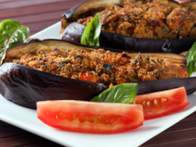 Aprenda como fazer berinjela recheada com carne moída e surpreenda a família com essa receita muito saborosa