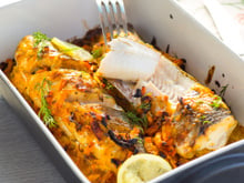 Cozinheiros concordam: para manter o peixe assado suculento, basta colocar um recipiente com água em um canto