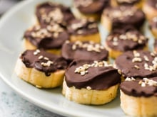 Corte a banana em rodelas e leve ao congelador: depois de 2 horas, você terá um lanche delicioso que vai querer fazer sempre