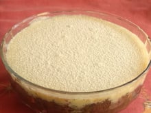 Bolo de travessa de brigadeiro e leite ninho