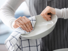 Adeus aos panos de cozinha cheios de germes: a maneira fácil de limpá-los enquanto prepara o jantar