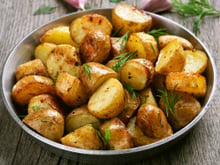 Especialistas em culinária concordam: "Batatas assadas no micro-ondas melhoram muito em textura e não ressecam se forem regadas com azeite e envoltas em filme plástico por 7 minutos na potência máxima."