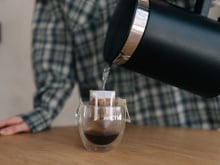 Nem açúcar, nem adoçante: esse truque simples vai transformar o seu café coado e deixá-lo muito melhor