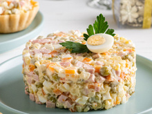 O truque de um chef famoso para uma salada russa perfeita está na batata